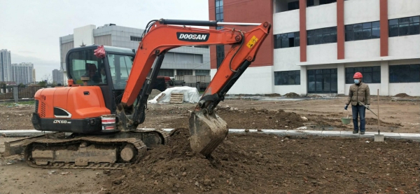 淮安市周恩来中学西校区操场基础施工中